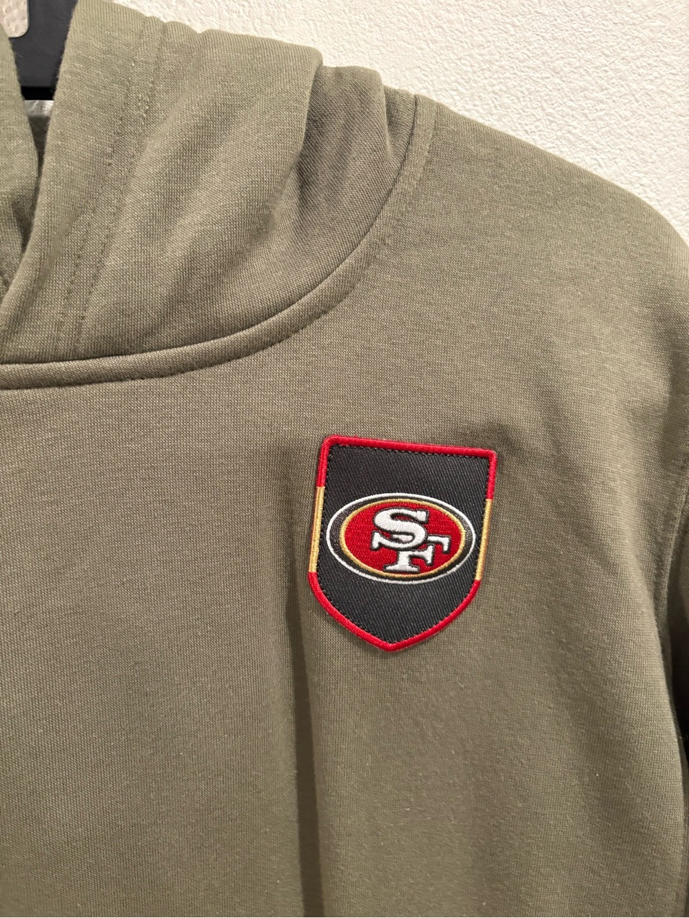 Nike San Francisco 49ers 2025 Salute to Service Club Fleece Hoodie Youth Size XL - Picture 9 of 13